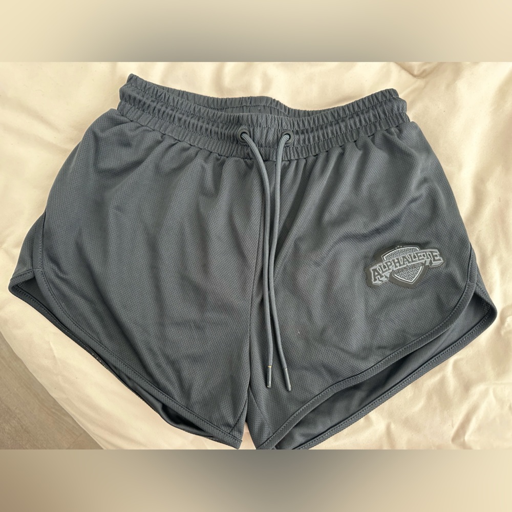 Alphalete - Varsity Shorts 3.25"